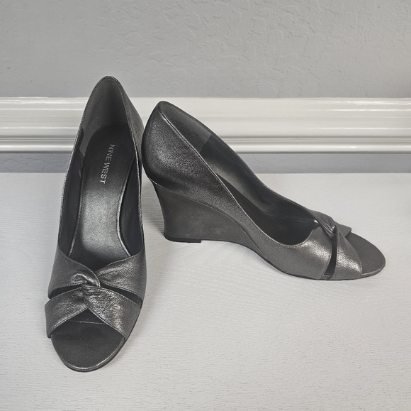 Nine West  Women Metallic, Gray Wedge Platform,  Open Toe Leather Upper Sz 8.5 - Picture 3 of 7
